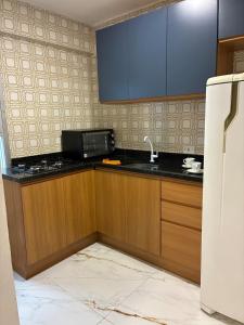 a kitchen with a sink and a microwave at Apartamento albion in Porto Alegre
