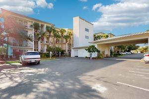 samochód zaparkowany na parkingu obok budynku w obiekcie High Pointe 1115 w mieście Seacrest