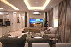 TV a/nebo společenská místnost v ubytování Najd Hospitality - AlQairawan