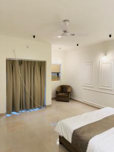 Una cama o camas en una habitación de Sukoon - A Niyaraa Stay - Gem in Omaxe Vrindavan