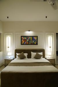 Una cama o camas en una habitación de Sukoon - A Niyaraa Stay - Gem in Omaxe Vrindavan