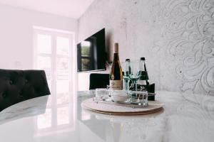 ノヴィ・ソンチにあるSILVER PTAK Apartmentのワイン2本とグラスが付いたテーブル