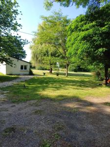 Κήπος έξω από το La Ballière, un havre de douceur et de prestige