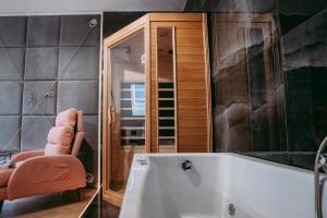 ノヴィ・ソンチにあるSILVER PTAK Apartmentのバスルーム(バスタブ、椅子付) +13枚の写真