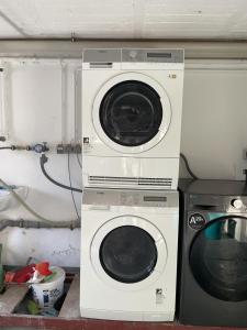 a washing machine and a washer in a room at Renovierte 85qm 6 PAX Altbauwohnung und Terasse - Apartment "Karin" in Riegelsberg