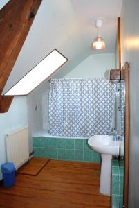 a bathroom with a sink and a bath tub at La maison de l etang in Saint-Didier-sur-Arroux