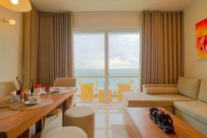 una sala de estar con un sofá y una mesa en Savno Residency, en Uswetakeiyawa