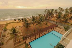 Una vista aérea de un complejo turístico con piscina y playa. en Savno Residency, en Uswetakeiyawa