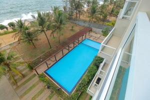 una vista aérea de una piscina en la playa en Savno Residency, en Uswetakeiyawa