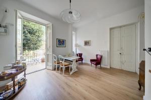 a white living room with a table and chairs at Coli's House in Turin