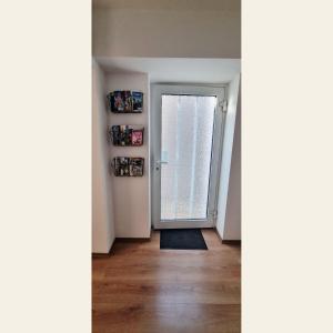 Knihovna v apartmánu + 4 fotografie