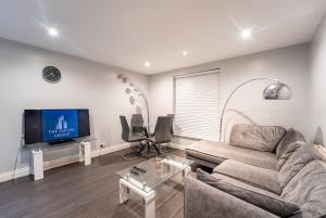 Μια τηλεόραση ή/και κέντρο ψυχαγωγίας στο 2 Bedroom entire Flat New Cross london