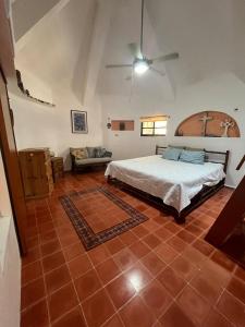 a bedroom with a bed and a ceiling fan at Casa Je'elel Chuburna Puerto in Chuburná