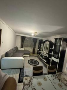 a living room with a couch and a table at Apartament de închiriat in Turnu Măgurele