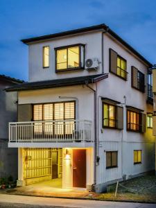 Photo de la galerie de l'établissement 新装開業 世界遺産と東武日光駅に至近 広いリビング 貸切 家族団体に最適, à Nikkō