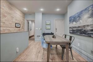 Фотография из галереи Roland Hotel - Modern Industrial Suite w Private Patio в Торонто