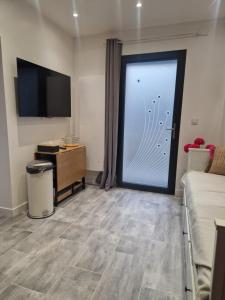 Televisyen dan/atau pusat hiburan di Appartement duplex hypercentre