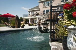 Бассейн в Cameo Heights Mansion and The Vine Fine Dining Restaurant или поблизости