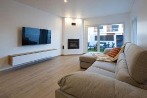 TV a/nebo společenská místnost v ubytování Quarto Piscina aquecida e Casa de banho Privativa