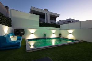 Bazén v ubytování Quarto Piscina aquecida e Casa de banho Privativa nebo v jeho okolí