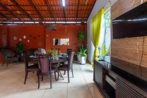 a dining room with a table and chairs at Recanto dos Passaros - Wifi Garagem Gourmet in Goiânia