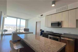 cocina con encimera y fogones horno superior en LUXURY 1BD 1BTH MODERN APARTMENt, en Los Ángeles