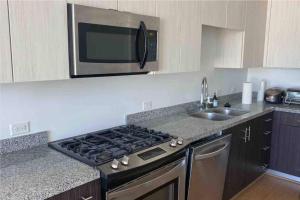 y cocina con fogones, horno y microondas. en LUXURY 1BD 1BTH MODERN APARTMENt, en Los Ángeles