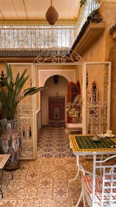 une pièce décorée avec une table et un patio dans l'établissement Riad DAR BARBI, à Marrakech