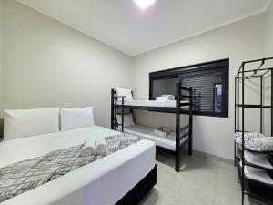 a bedroom with two beds and a bunk bed at Novissima casa com piscina proximo do Centro de Foz in Foz do Iguaçu +34 photos