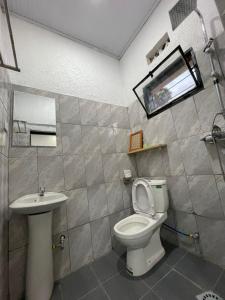 een badkamer met toilet en wastafel bij Tivana in Kigali