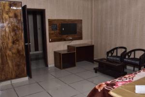 TV a/nebo společenská místnost v ubytování Hotel Ranipur Rajwada