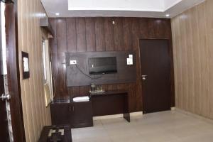 TV a/nebo společenská místnost v ubytování Hotel Ranipur Rajwada