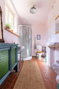 Ένα μπάνιο στο Kingsettle Stud +49 φωτογραφίες