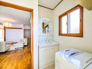 Photo de la galerie de l'établissement 新装開業 世界遺産と東武日光駅に至近 広いリビング 貸切 家族団体に最適, à Nikkō