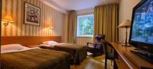 Giường trong phòng chung tại Barclay Hotel