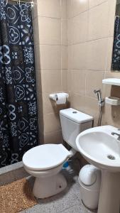 un baño con inodoro y lavabo en Departamentos Melina, en San Miguel de Tucumán 5 fotos más
