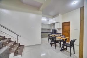 Dapur atau dapur kecil di Shrine Suites