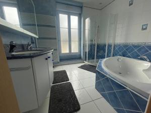 Koupelna v ubytování Appartement lumineux avec cour privée 2 chambres 6 personnes plein centre