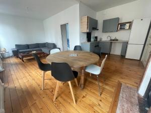 Kuchyň nebo kuchyňský kout v ubytování Appartement lumineux avec cour privée 2 chambres 6 personnes plein centre