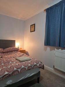 Postel nebo postele na pokoji v ubytování Essex desk chair Free parking WiFi x3