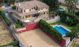 an aerial view of a house with a swimming pool at El Carmen in Córdoba