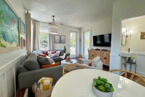 TV a/nebo společenská místnost v ubytování Walk to Beach Cottage with Yard in Pass Christian!