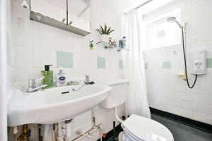 un baño con lavabo e inodoro en Riverside 1 Bed Flat with Parking at Kingston, en Kingston upon Thames 25 fotos más