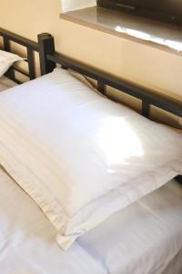 Una cama o camas en una habitación de Home Hotel Kutaisi 18 fotos más