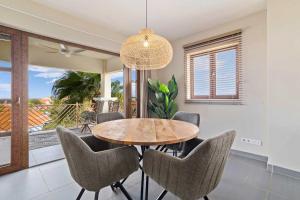 クラレンダイクにあるBon Bida Papagayo with a breezy outdoor terrace perfectly set on the trade windsのテーブルと椅子のあるダイニングルーム
