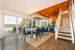 ein Esszimmer und eine Küche mit Tisch und Stühlen in der Unterkunft Reel Chill- 4 bedroom home with Dock, Swimspa, Hot tub! in Thayerville