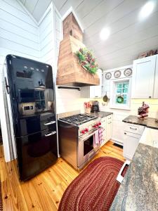 Il comprend une cuisine équipée d'un réfrigérateur et d'une cuisinière. dans l'établissement Stay Foxy Cottage, Mirror Lake Highlands, NC, à Highlands