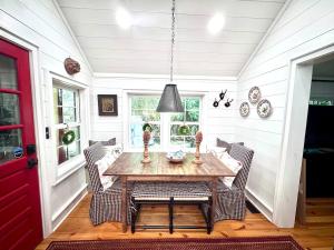 une salle à manger avec une table et des chaises en bois dans l'établissement Stay Foxy Cottage, Mirror Lake Highlands, NC, à Highlands 12 autres photos