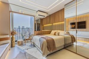 サンパウロにあるLuxury Studio 16 Floor Unique Design & Locationのベッドと大きな窓のある寝室