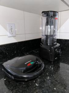 a blender sitting on top of a counter at Casa ampla e confortavel in Tangara da Serra